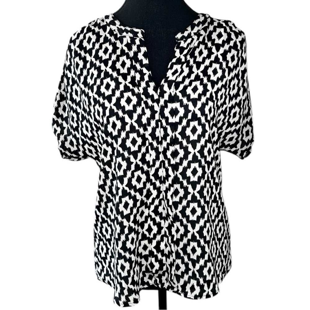 Patterned blouse by Daniel Rainn. Size XS.